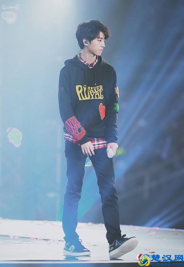 卫衣+衬衫的搭配到底有多好穿