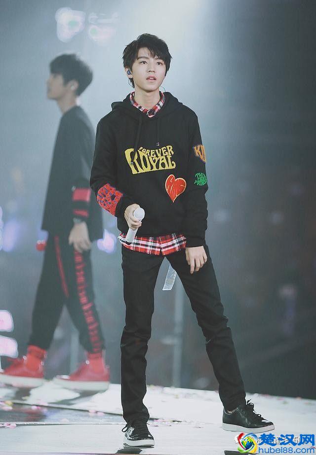 卫衣+衬衫的搭配到底有多好穿