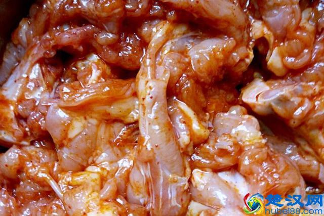 别再去街头买炸鸡了，教你在家做，鸡肉外焦里嫩，比外面卖的好吃