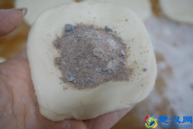 再也不用排队买油酥饼了，只多一步，香酥层多，凉了也好吃