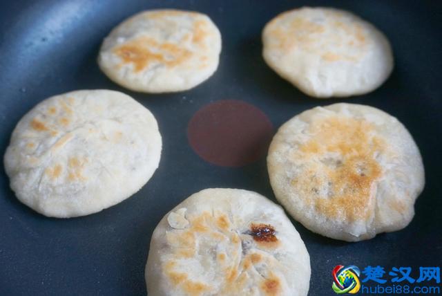 再也不用排队买油酥饼了，只多一步，香酥层多，凉了也好吃