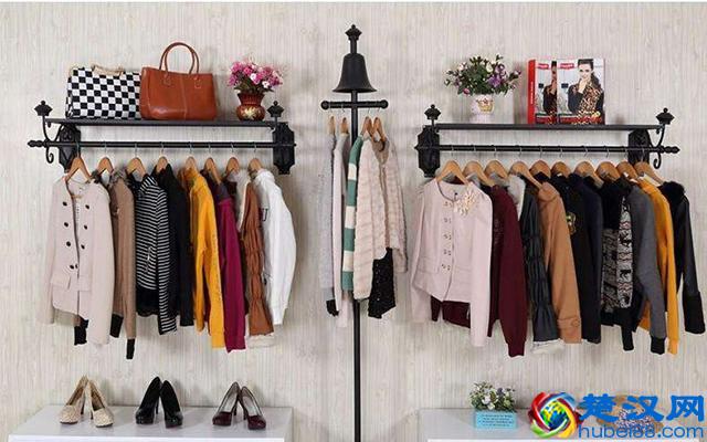 快时尚女装店挂衣技巧，墙上如何挂衣服才能既好看又有“档次”？