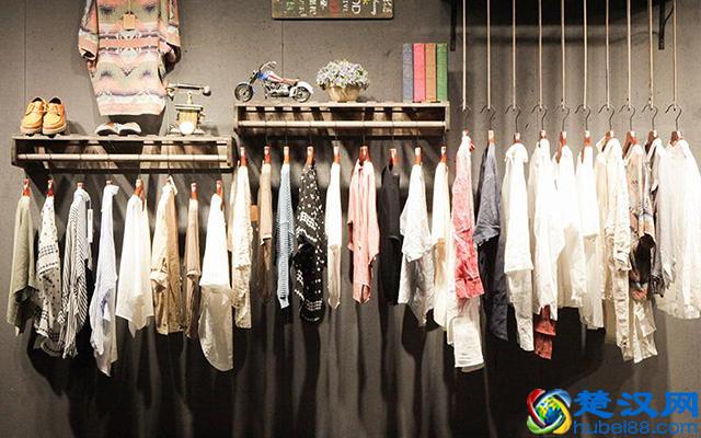 快时尚女装店挂衣技巧，墙上如何挂衣服才能既好看又有“档次”？