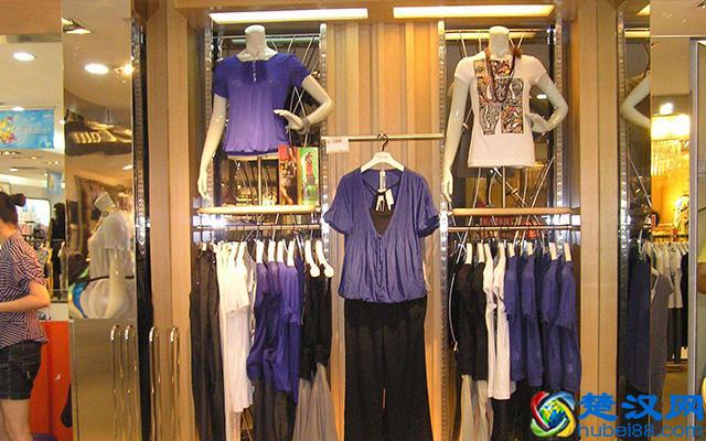 快时尚女装店挂衣技巧，墙上如何挂衣服才能既好看又有“档次”？