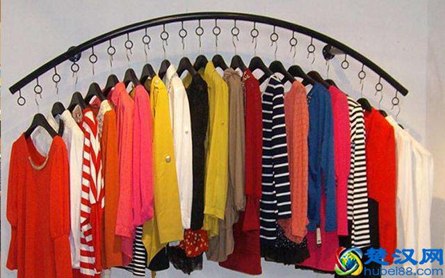 快时尚女装店挂衣技巧，墙上如何挂衣服才能既好看又有“档次”？