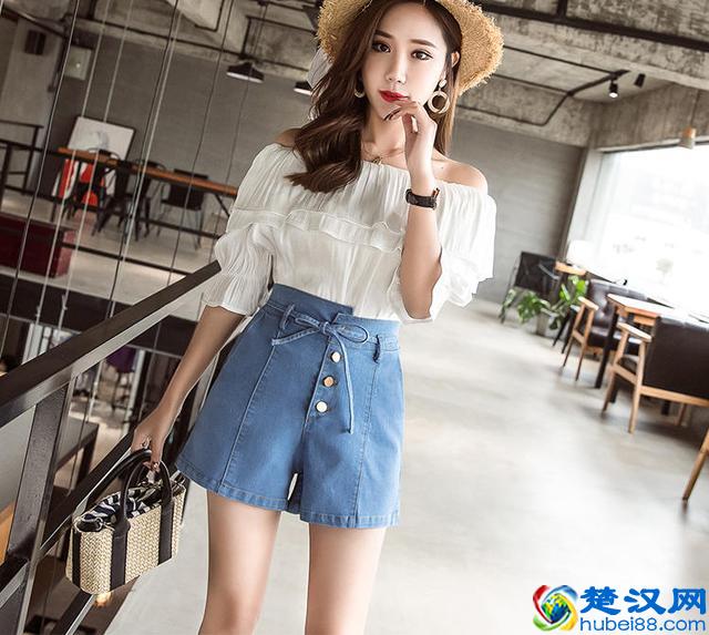 今年最流行的几款牛仔短裤穿搭，这样搭配非常好看
