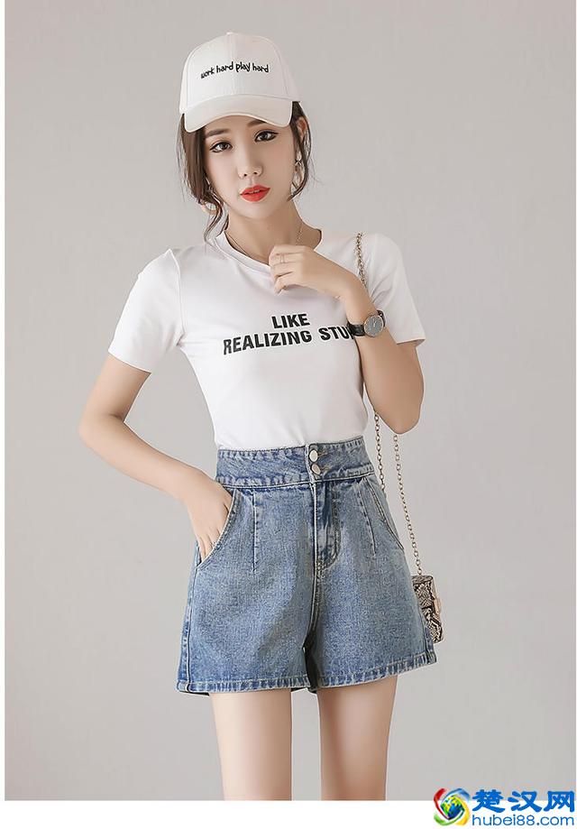 今年最流行的几款牛仔短裤穿搭，这样搭配非常好看