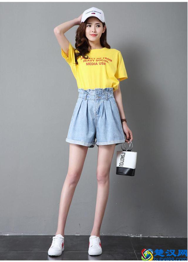 今年最流行的几款牛仔短裤穿搭，这样搭配非常好看
