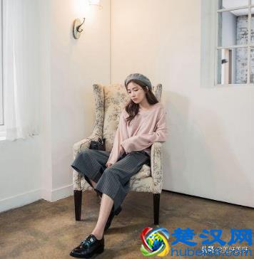 粉色衣服配什么颜色裤子和裙子，粉色怎么穿好看