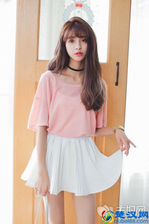 粉色衣服配什么颜色裙子好看 夏天粉色上衣搭配攻略