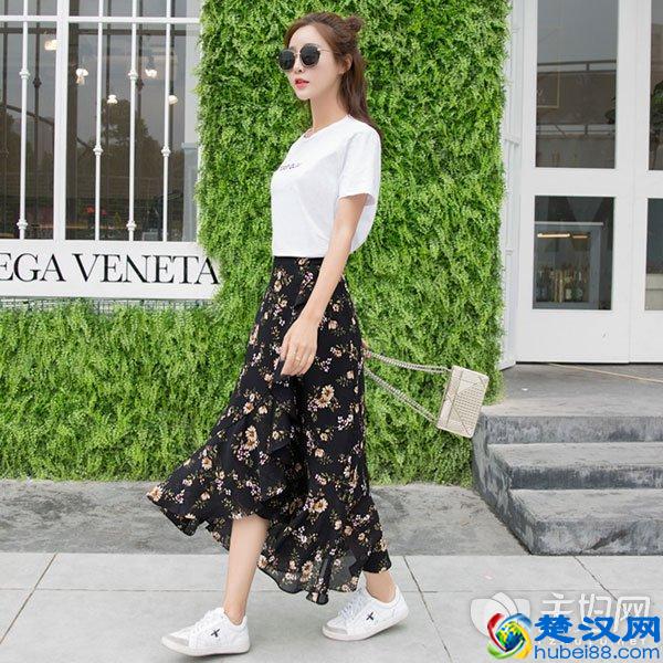 碎花半身裙配什么上衣 这样搭配让你美的不像话