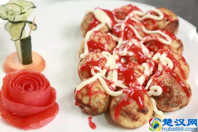 想在学校门口摆摊创业，哪些小吃比较赚钱？