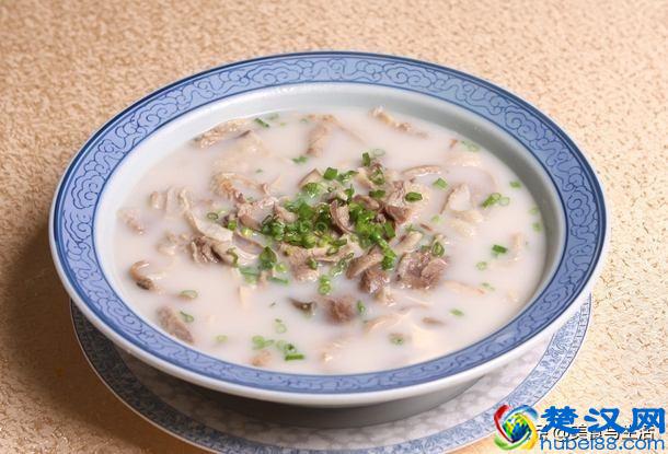 小伙早市卖“一碗汤”，刚出摊排长队，顾客：大清早只能坐门外！