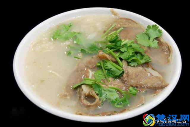 小伙早市卖“一碗汤”，刚出摊排长队，顾客：大清早只能坐门外！