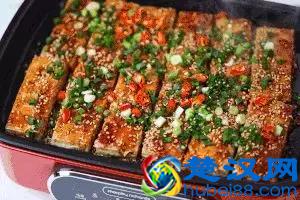 想在学校门口摆摊创业，哪些小吃比较赚钱？