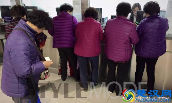 紫色衣服很难搭配？四种穿搭方案让你闪亮起来！