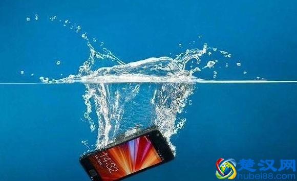 手机进水了怎么办？正确处理方法看这里，方法很实用