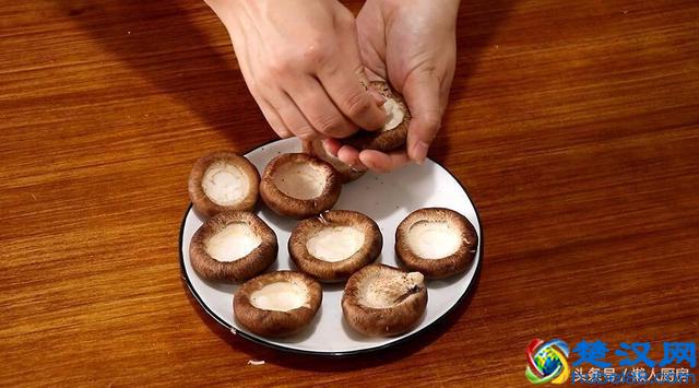 香菇除了炒着吃，还能怎么做？这道香菇新吃法了解一下，简单美味