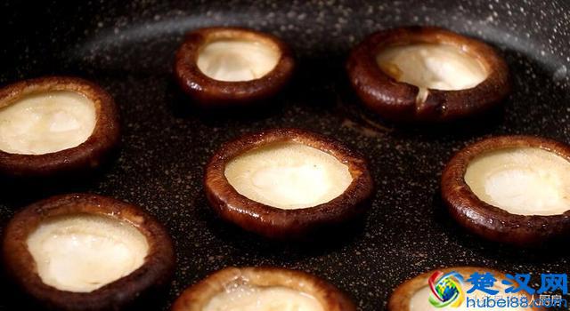 香菇除了炒着吃，还能怎么做？这道香菇新吃法了解一下，简单美味