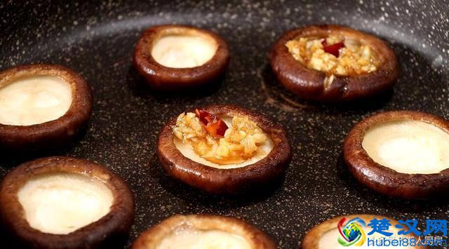 香菇除了炒着吃，还能怎么做？这道香菇新吃法了解一下，简单美味