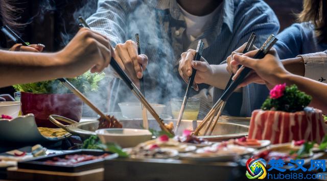 盛夏时节，冰凉的奶茶和什么最配？