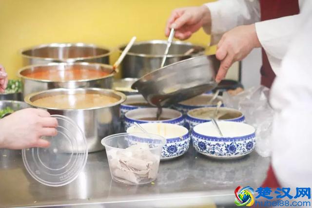 开了二十年的凉菜店，随时都有客人排在门口！