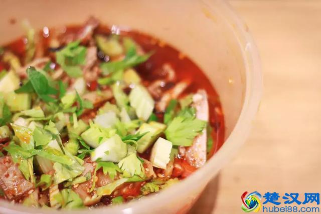 开了二十年的凉菜店，随时都有客人排在门口！