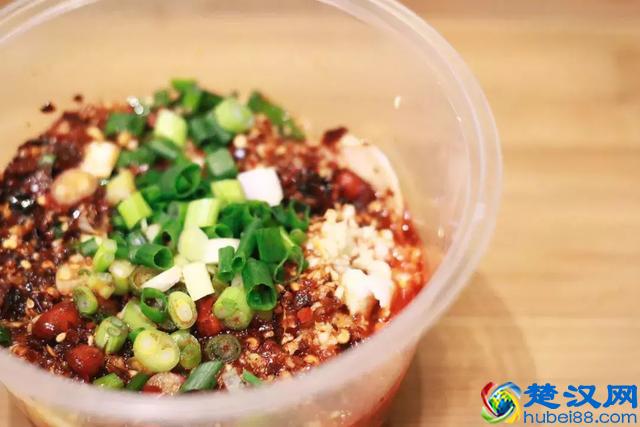 开了二十年的凉菜店，随时都有客人排在门口！