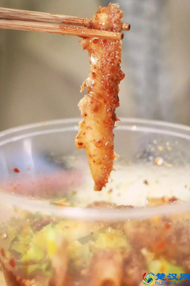 开了二十年的凉菜店，随时都有客人排在门口！