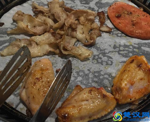 吃烤肉时,服务员询问你是否换纸，是暗示什么意思？教你吃的明白