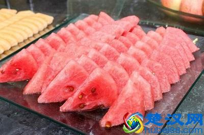 夏天摆摊卖水果，3个月赚10万，小伙喜提新车