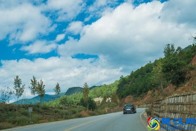 丽江自驾到泸沽湖，那段不比秋名山差的十八弯，可一定要小心！
