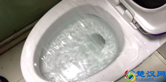 马桶堵了怎么办？一壶开水就能搞定，再也不用花冤枉钱了