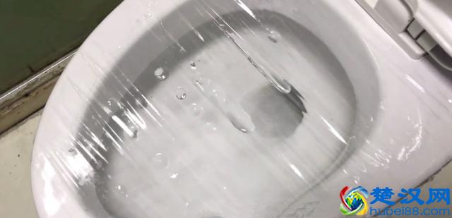 马桶堵了怎么办？一壶开水就能搞定，再也不用花冤枉钱了