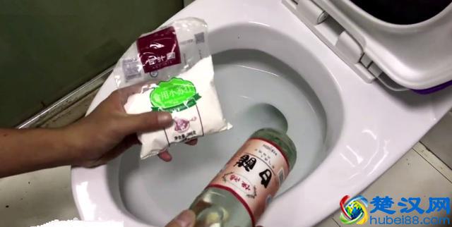马桶堵了怎么办？一壶开水就能搞定，再也不用花冤枉钱了