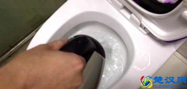 马桶堵了怎么办？一壶开水就能搞定，再也不用花冤枉钱了