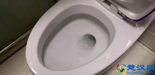 马桶堵了怎么办？一壶开水就能搞定，再也不用花冤枉钱了