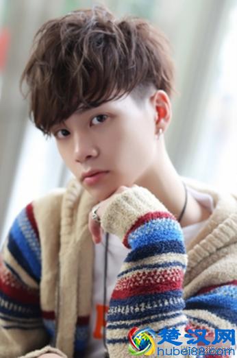 男生必读：头发硬且两边容易翘起来的男生适合留什么发型？