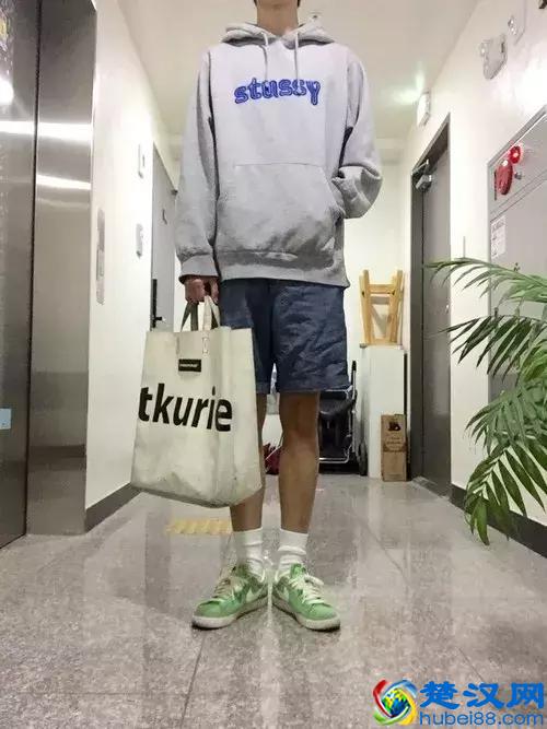 几百块的板鞋，但也是各大品牌的联名宠儿