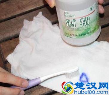 衣服上墨水渍难清洗？只要用它洗一下，省事又实用