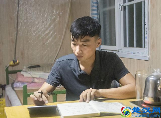 农村小伙养蚂蚱一年赚60多万，带动全村建起近200个养殖大棚