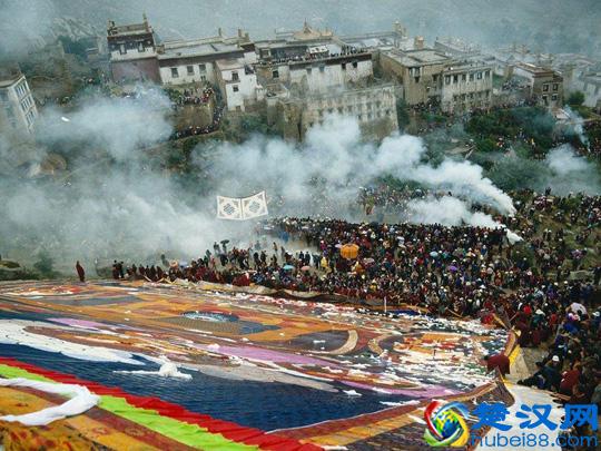 西藏最特殊的“大佛”，一年只能见一次，数以万计的人们瞻仰膜拜