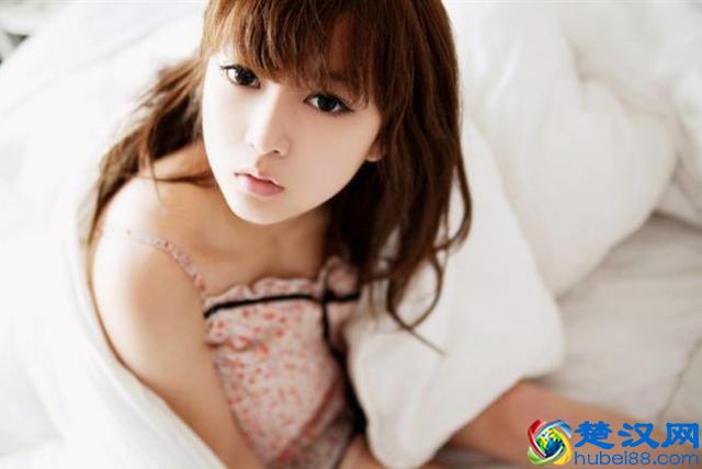 女人对你暗送秋波的4个表现，尤其是第4个