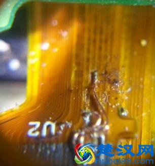 手机屏幕排线坏了，飞线两根充当排线