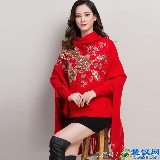 奔三的女人要会搭配，披肩外套+毛衣连衣裙，修身保暖还有女人味