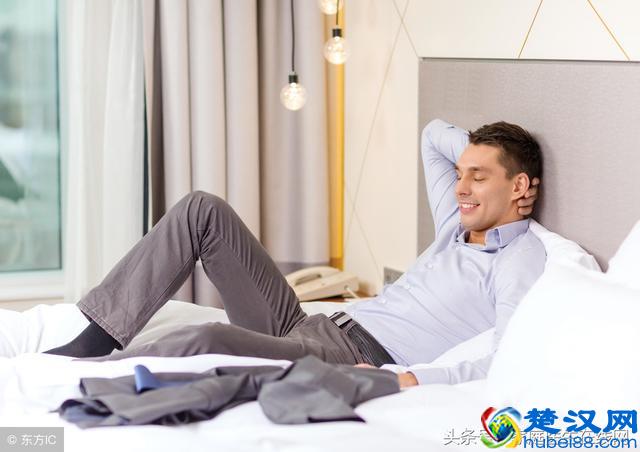 男人晚上睡觉总出汗，这是怎么回事？要从这3方面找原因