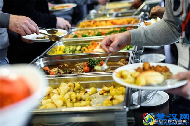 外国网友：在吃中国自助餐时，只吃螃蟹腿真的会被人撵出去？