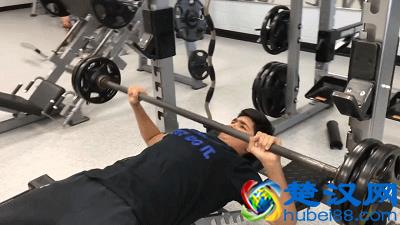 男孩重167斤胸部赘肉突出，决心健身，2年的力量训练蜕变的很彻底