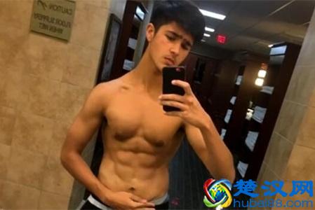 男孩重167斤胸部赘肉突出，决心健身，2年的力量训练蜕变的很彻底