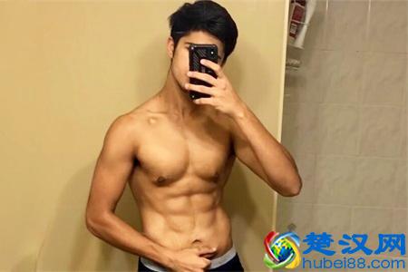 男孩重167斤胸部赘肉突出，决心健身，2年的力量训练蜕变的很彻底